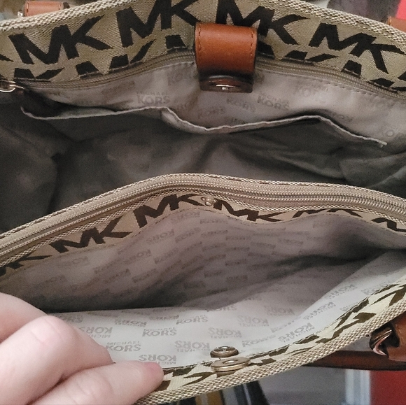 Michael Kors Jet Set Medium Work Tote or Purse Excellent condition - Picture 10 of 11